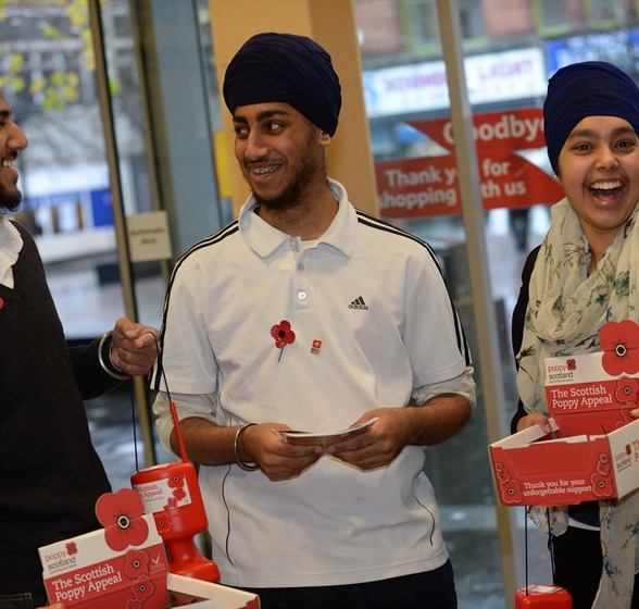 Fundraising-scottish-poppy-appeal-volunteers-2013-supermarket