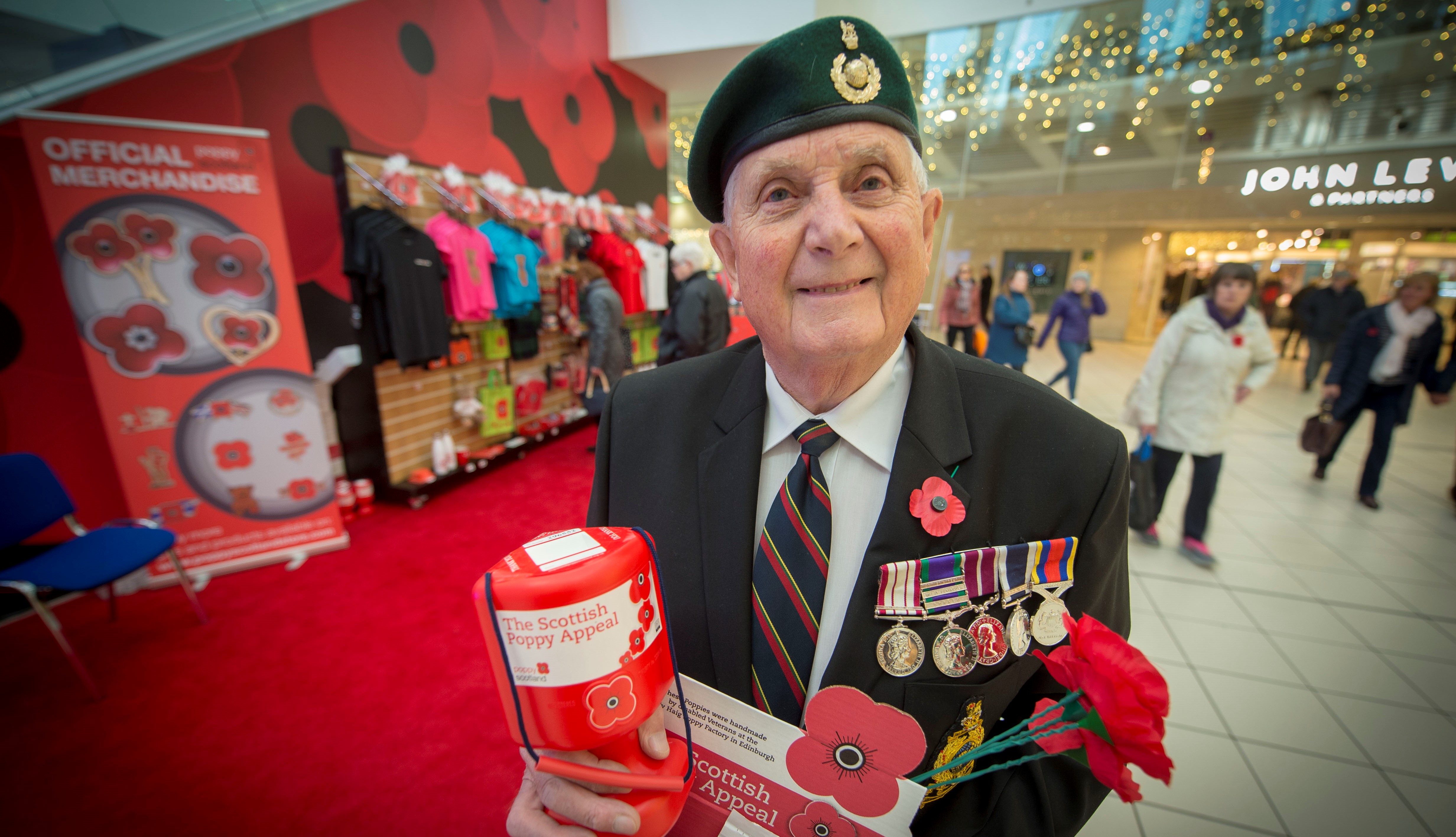 Fundraising-scottish-poppy-appeal-volunteers-2019-Glasgow-Poppy-day-0189 (2)